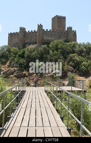 Frau stehend in einem Steg in der Nähe von Burg von Almourol mitten in den Fluss Tejo, Portugal Stockfoto