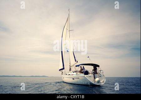 Rückansicht einer Segelyacht auf dem Meer, Windstille Stockfoto