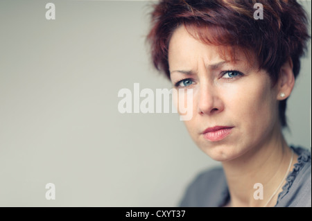 Junge Frau mit kurzen roten Haaren, Porträt Stockfoto