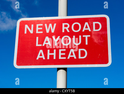 Neues Layout Road Ahead Straßenschild, UK Stockfoto