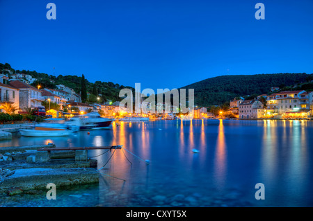 Stomorska Fischerhafen auf Solta Insel bei Nacht, Kroatien, Europa Stockfoto