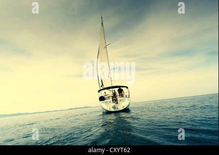 Rückansicht einer Segelyacht auf dem Meer Stockfoto