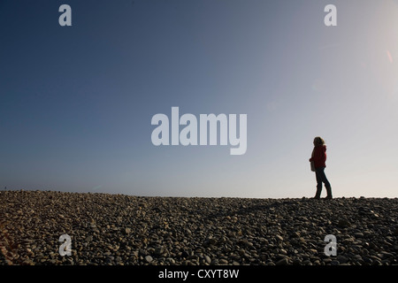 Wandern auf einsamen Strand in Wales Stockfoto