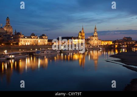 Reflexion auf das historische Stadtzentrum von Dresden in die Elbe im Abendlicht, Sachsen Stockfoto