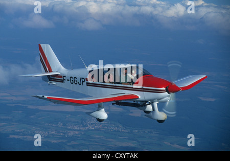 Französische Flugzeug Robin DR400-180 im Flug über den Wolken, Frankreich Stockfoto