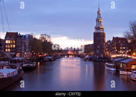 Amsterdam bei Nacht mit den Montelbaanstower in den Niederlanden Stockfoto