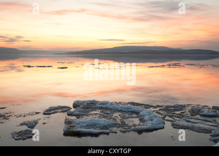 Eisschollen auf dem Bodensee im Abendlicht auf Sandseele, Insel Reichenau, Baden-Württemberg, PublicGround Stockfoto