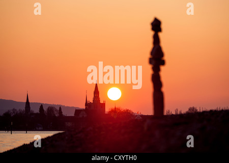 Cairn und Constance Dom bei Sonnenuntergang, am Bodensee, Baden-Württemberg, PublicGround Stockfoto