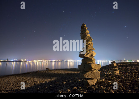 Cairn in der Nähe von Konstanz in der Nacht, Konstanz, Baden-Württemberg, PublicGround Stockfoto