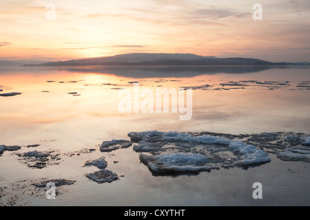 Eisschollen auf dem Bodensee im Abendlicht auf Sandseele, Insel Reichenau, Baden-Württemberg, PublicGround Stockfoto