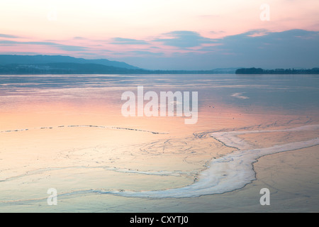 Eisschollen auf dem Bodensee im Abendlicht in der Nähe von Allensbach, Baden-Württemberg, PublicGround Stockfoto