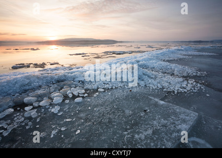 Eisschollen auf dem Bodensee im Abendlicht auf Sandseele, Insel Reichenau, Baden-Württemberg, PublicGround Stockfoto