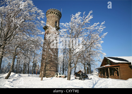 Aussichtsturm und Kickelhahn Berggasthaus auf Mt Kickelhahn, im Winter, in der Nähe von Ilmenau, Thüringer Wald, Thüringen Stockfoto