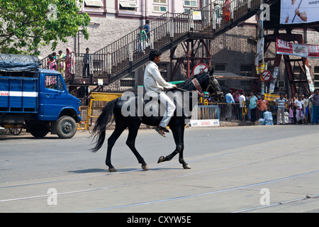 Reiten in den Straßen von Kalkutta, Indien Stockfoto