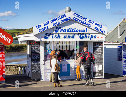 Fish &amp; Chips stehen am Meer - West Bay, Bridport, Dorset, Großbritannien Stockfoto