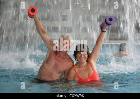 Älteres paar senior Sport in der Roland Matthes Schwimmhalle in Erfurt, Thüringen Stockfoto