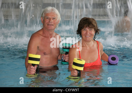 Älteres paar senior Sport in der Roland Matthes Schwimmhalle in Erfurt, Thüringen Stockfoto