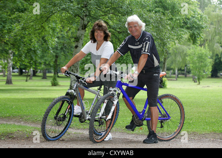 Älteres Paar mit Fahrrädern in einem Park, Erfurt, Thüringen Stockfoto