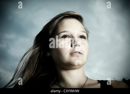 Mädchen, 14 Jahre vor einem bewölkten Himmel, Porträt Stockfoto