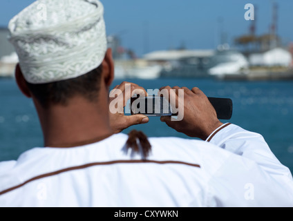 Oman-Mann mit Handy zu fotografieren, Muscat, Oman Stockfoto
