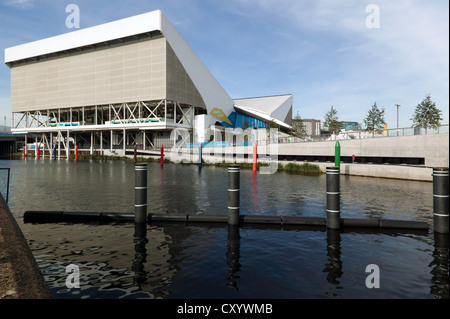 Blick über den Fluss Lea gegenüber das Aquatics Centre, Olympiapark, Stratford Stockfoto