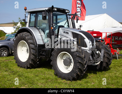 Valtra-Traktor auf landwirtschaftliche Messe Stockfoto