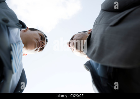 Zwei Geschäftsleute, die einander wütend anstarren Stockfoto