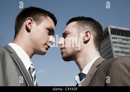 Zwei Geschäftsleute, die einander wütend anstarren Stockfoto
