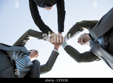 Business-Team beitreten Hände um ihren Erfolg zu feiern Stockfoto