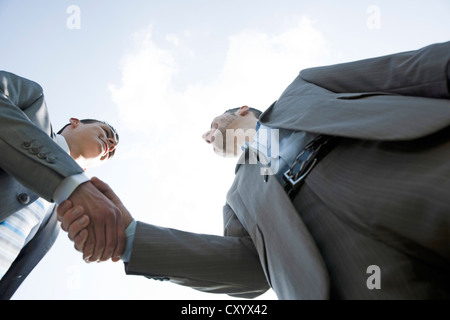 Zwei Geschäftsleute begrüßen einander mit einem Handschlag Stockfoto