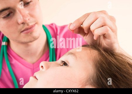 Kinderarzt, ein junges Mädchen mit Akupunktur behandeln Stockfoto