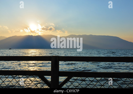 See-Landschaft bei Sonnenuntergang in Dali, Provinz Yunnan Stockfoto