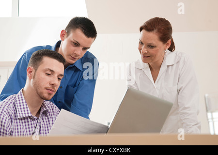Business-Team mit einem Treffen um einen Schreibtisch Stockfoto