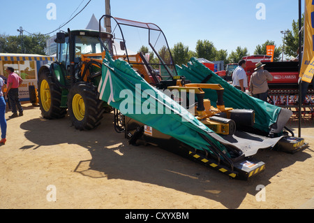 die fairen internationalen Agro-industrielle Tierschau, Transport Oldtimer Traktoren am Jahrmarkt in Zafra, Spanien Stockfoto