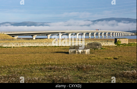 Die neue Clackmannanshire-Brücke über den Firth of Forth in Fife Schottland westlich der alten Brücke Kincardine Stockfoto