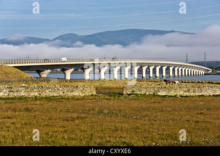 Die neue Clackmannanshire-Brücke über den Firth of Forth in Fife Schottland westlich der alten Brücke Kincardine Stockfoto