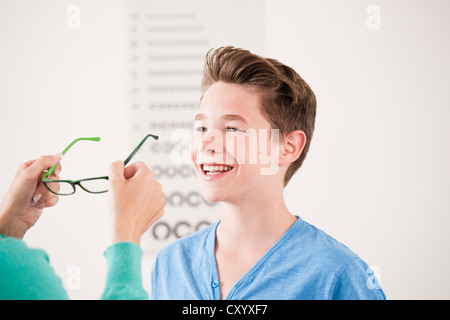 Teenager, die immer neue Brille beim Optiker Stockfoto