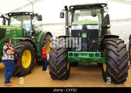 die fairen internationalen Agro-industrielle Tierschau, Transport Oldtimer Traktoren am Jahrmarkt in Zafra, Spanien Stockfoto