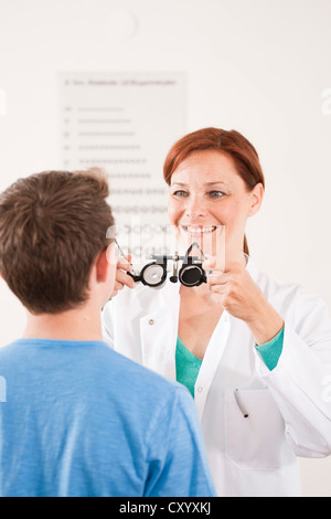 Augenarzt, Brille für einen Sehtest auf einem Teenager Stockfoto