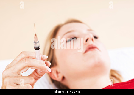 Spritze vor der das Gesicht des Patienten, Botox-Behandlung