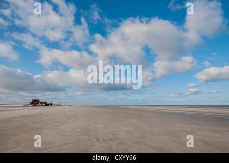 Strand von St. Peter-Ording in der Morgensonne, Pfahlbauten auf der Rückseite, Nordsee, Schleswig-Holstein Stockfoto