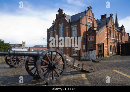 Derry Stadt Londonderry Nordirland restauriert Kanone auf doppelte Bastion der Stadtmauern Gehweg Stockfoto