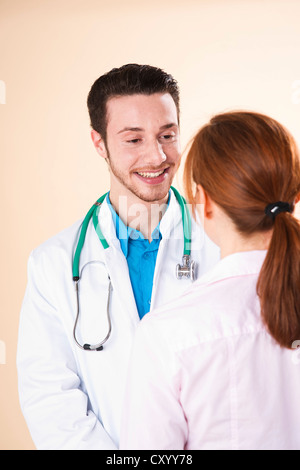 Junger Arzt in Absprache mit dem Patienten Stockfoto
