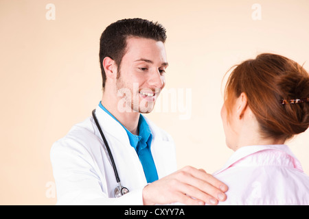 Junger Arzt in Absprache mit dem Patienten Stockfoto