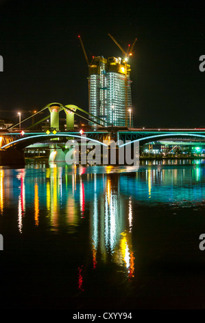 Hell beleuchtete Floesser Brücke nachts beleuchteten Neuentwicklung der Europäischen Zentralbank, EZB, hinten Stockfoto