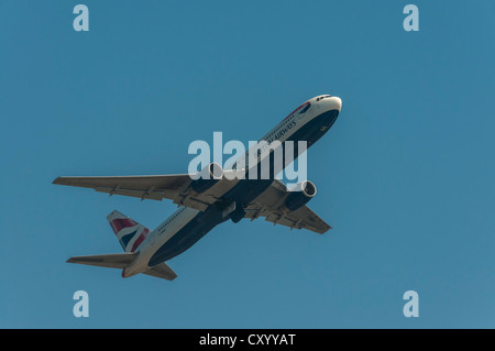 British Airways Boeing 767-336 ER während des Starts von der Startbahn West Start-und Landebahn am Flughafen Frankfurt, Frankfurt Am Main, Hessen Stockfoto