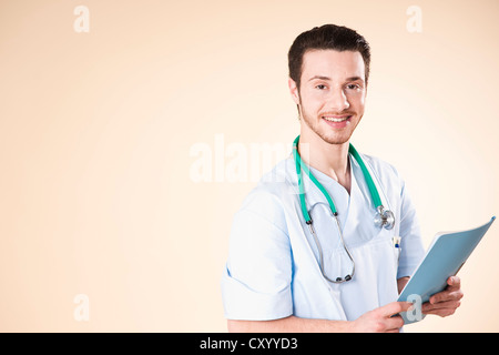 Lächelnde junge Ärztin Stockfoto
