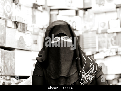 Beduinen-Frau In schwarz und weiß, Salalah, Oman Stockfoto