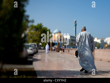 Mann zu Fuß auf der Corniche In Muscat, Oman Stockfoto