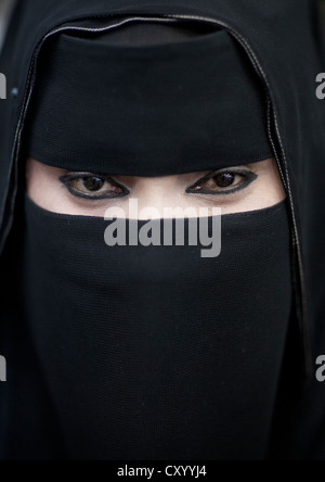 Porträt der maskierte Frau In schwarz, Salalah, Oman Stockfoto